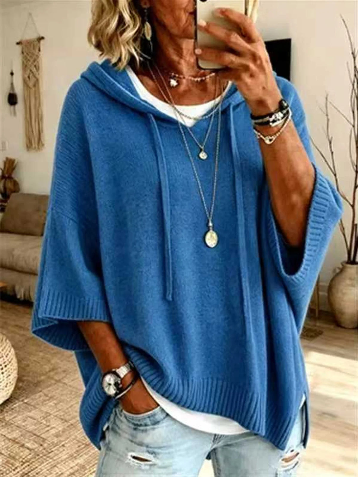 Poncho de punto con capucha