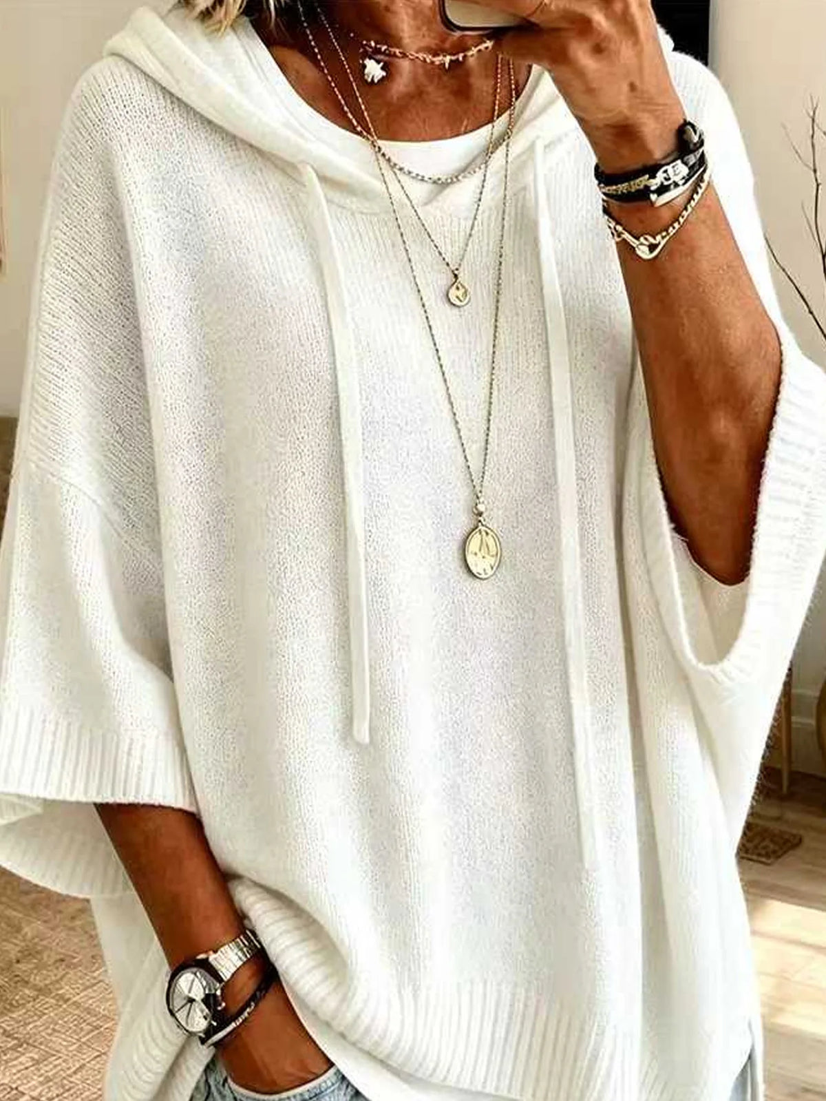 Poncho de punto con capucha