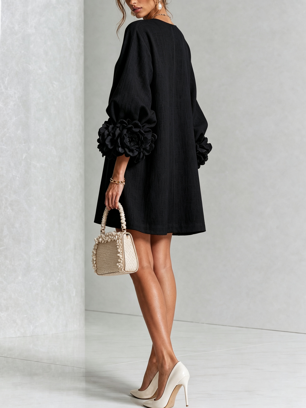 Vestido Mini Blanco con Botones Florales y Mangas Florales Extravagantes