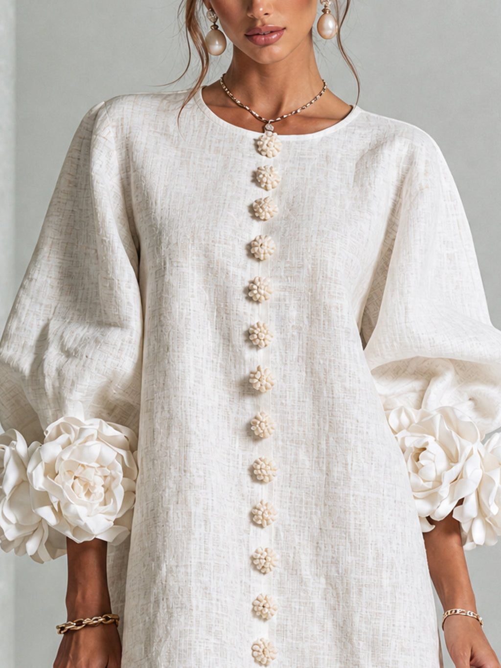 Vestido Mini Blanco con Botones Florales y Mangas Florales Extravagantes